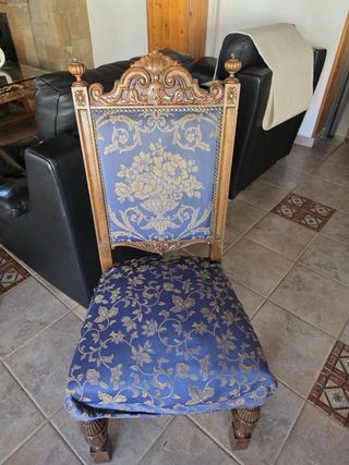 Tavolo e sedie da pranzo rustiche in legno