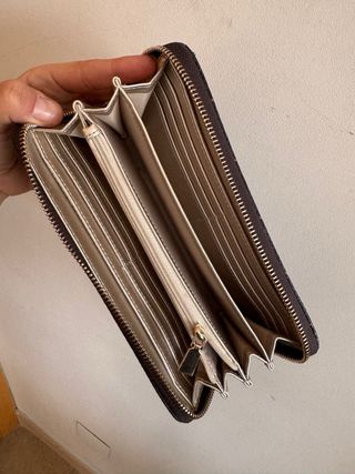 Cartera Guess Monogram Marrón y Beige