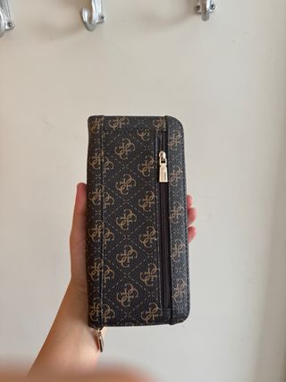 Cartera Guess Monogram Marrón y Beige