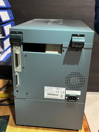 Impresora de etiquetas negra y azul