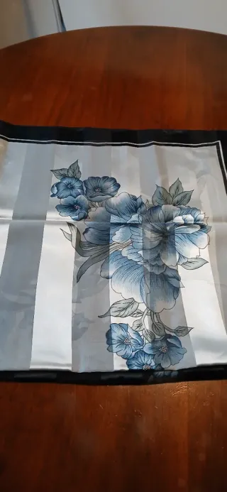 Bellissimo foulard vintage grande floreale