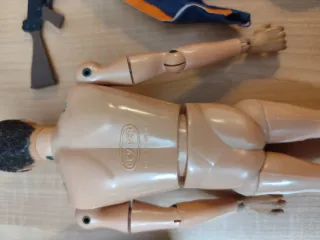 Muñeco Geyperman con ropa y rifle