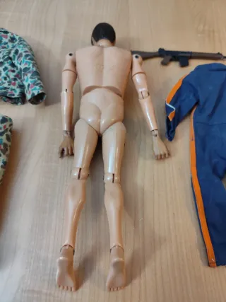 Muñeco Geyperman con ropa y rifle