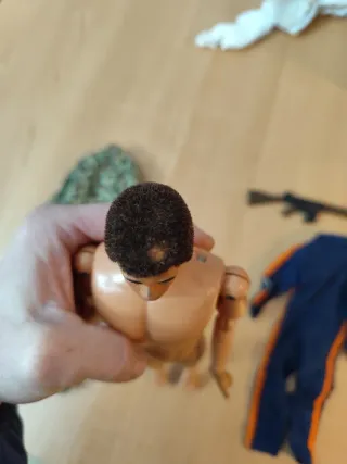 Muñeco Geyperman con ropa y rifle