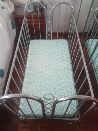 Cuna vintage metálica con colchón