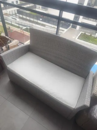 Sofá de mimbre gris para exterior