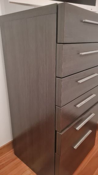 Sinfonier de madera con tiradores metálicos