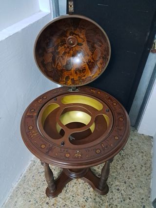 Botellero bola del mundo, en buen estado de madera