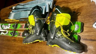 Conjunto completo para esquí de travesía.