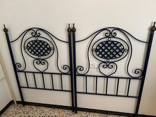 Dos cabeceros de camas pequeñas de forja azul