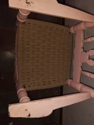 Trona infantil rosa de madera.