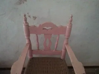 Trona infantil rosa de madera.