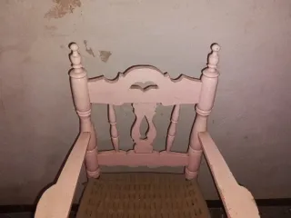 Trona infantil rosa de madera.