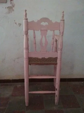 Trona infantil rosa de madera.