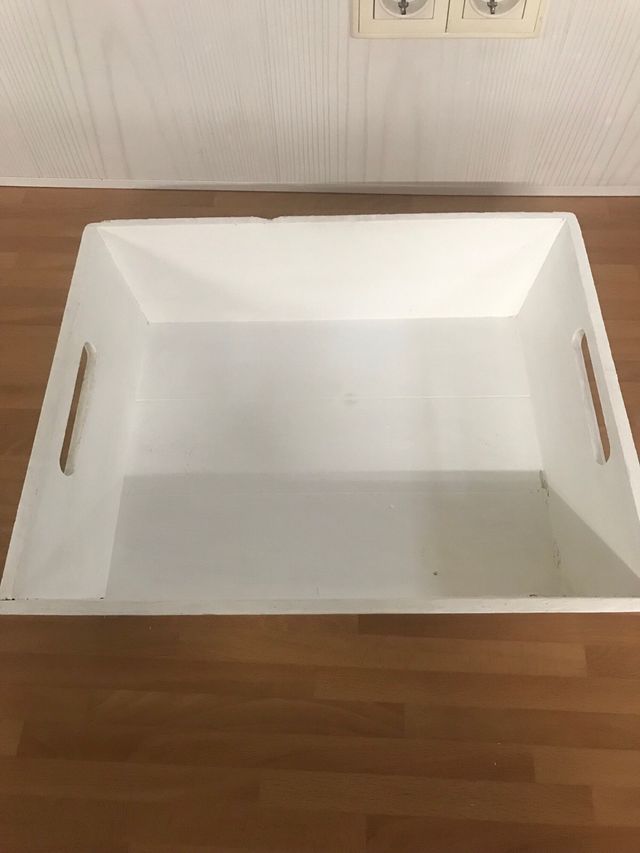 Bandeja de madera blanca con asas