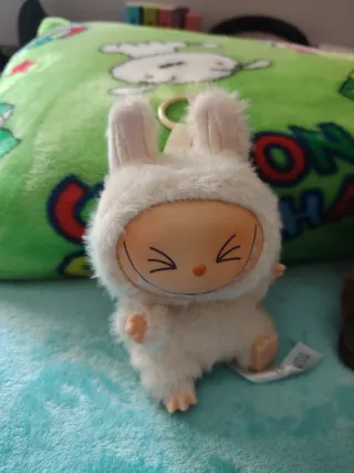 Muñecos de peluche beige y marrón