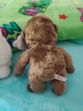 Muñecos de peluche beige y marrón