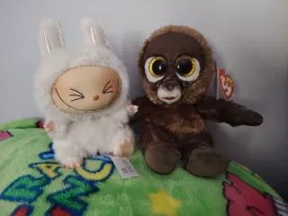 Muñecos de peluche beige y marrón