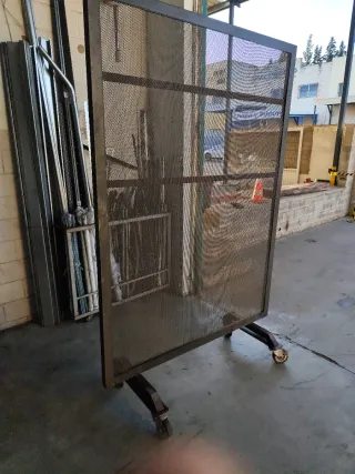 Expositor Chapa Perforada con Ruedas