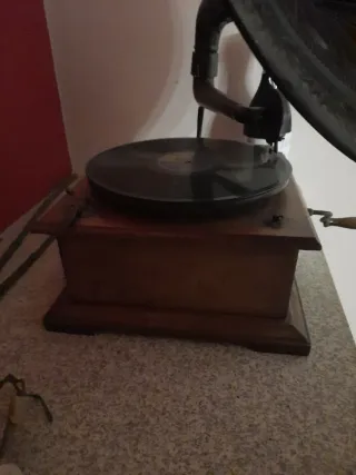 Gramófono antiguo madera