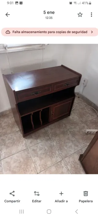 Mueble de salón y TV de madera