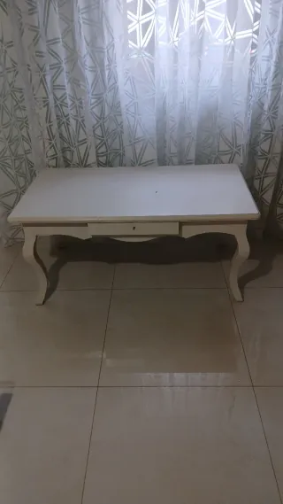 Tavolo in legno bianco con cassetto