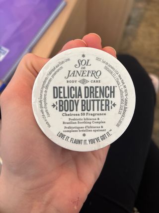 Crema Corporal Sol de Janeiro 59. 75 ml.