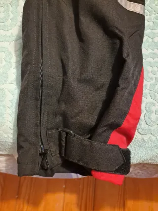Pantalones de moto negros y rojos