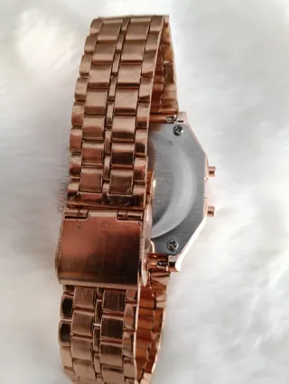 Reloj dorado rosa con correa