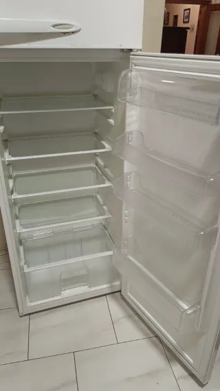 Frigorífico blanco con congelador