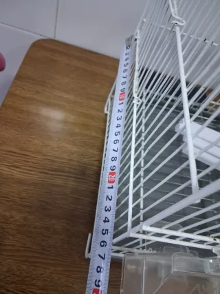 Jaula de cría blanca para pájaros