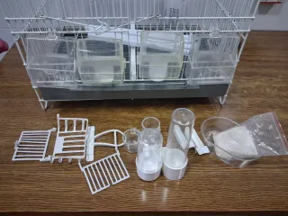 Jaula de cría blanca para pájaros