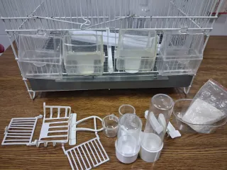 Jaula de cría blanca para pájaros