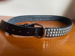 Cinturón de piel unisex tachuelas.
