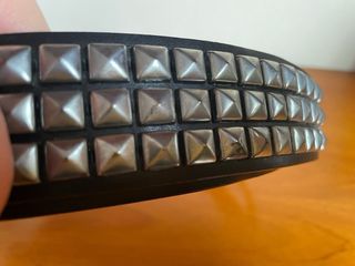 Cinturón de piel unisex tachuelas.