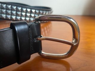 Cinturón de piel unisex tachuelas.