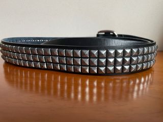 Cinturón de piel unisex tachuelas.