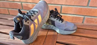 Zapatillas Adidas Onthegame grises y doradas