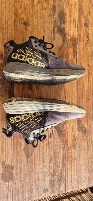 Zapatillas Adidas Onthegame grises y doradas