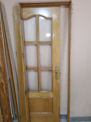 Puerta madera maciza con cristales