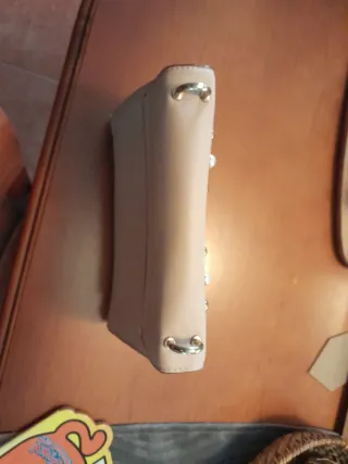 Bolso de mano con perlas y tachuelas