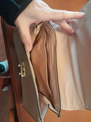 Bolso de mano con perlas y tachuelas