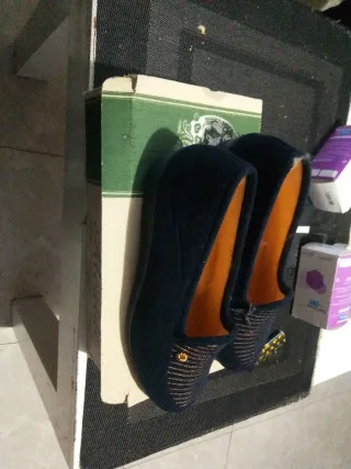 Zapatilla mujer negra y dorada talla 35