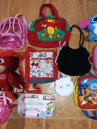 Lote de bolsos y mochilas infantiles