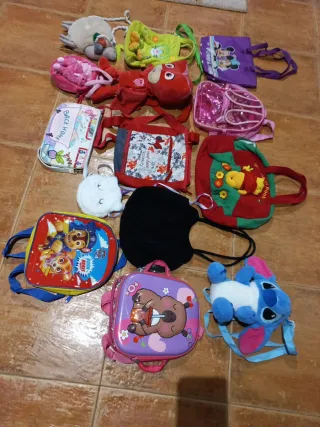 Lote de bolsos y mochilas infantiles