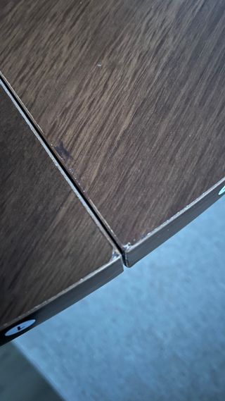 Mesa comedor redonda de madera marrón rústico.