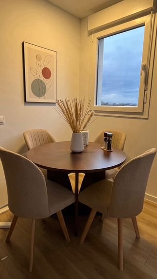 Mesa comedor redonda de madera marrón rústico.