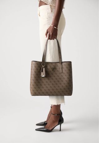 Bolso Tote Guess Monogram Marrón