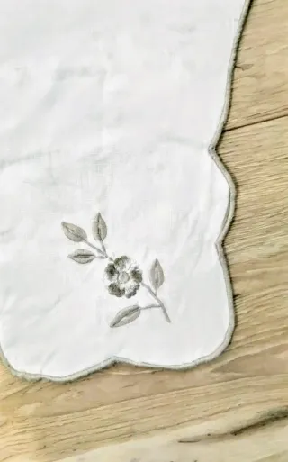 Tovaglia e 12 tovaglioli in lino antico