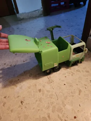 Camión de basura de juguete verde